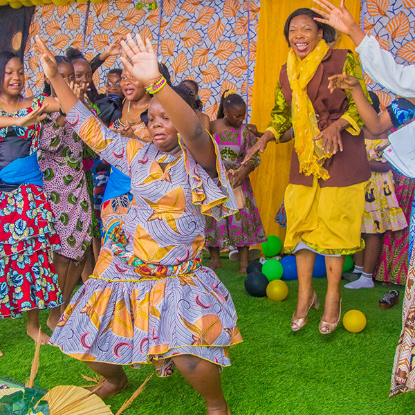 Image de danse en l'honneur de Dieu durant la journée de la Femme