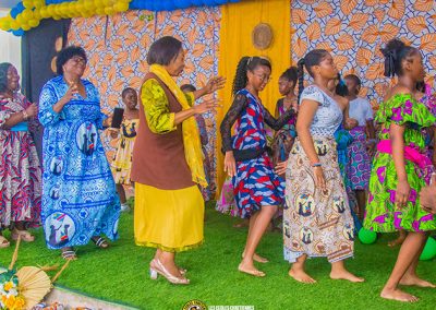 Image des Filles dansant en l'honneur de Dieu durant la journée de la Femme