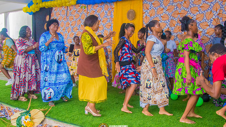 Image des Filles dansant en l'honneur de Dieu durant la journée de la Femme