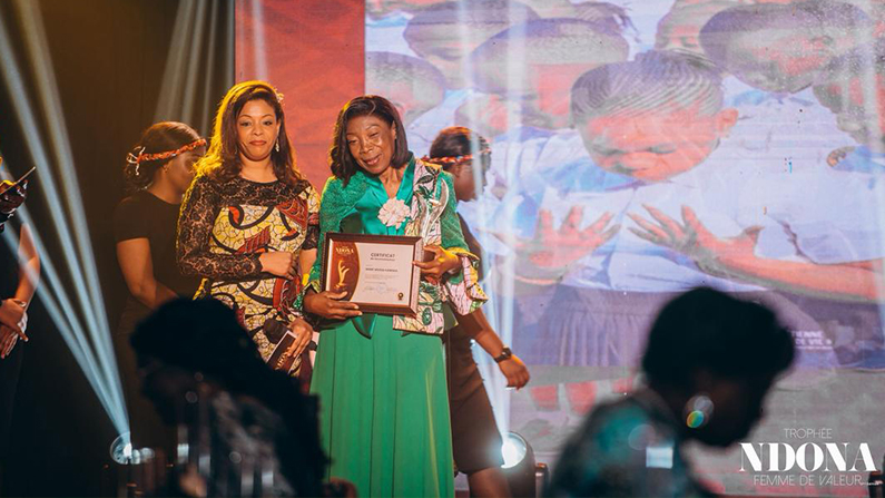Maman Marie Mvidia, Promotrice des ECSV, reçoit le Trophée Ndona, Femme de Valeur